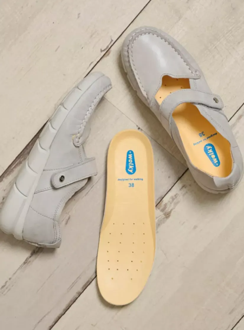 Wolky Yukon - gebroken wit effectleer<DAMES Bandschoenen